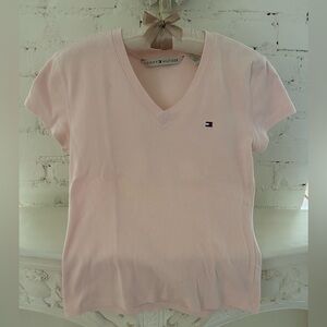 Y2K Tommy Hilfiger Baby Pink V-Neck T-Shirt 
Size: Medium 
GUC (Pilling)